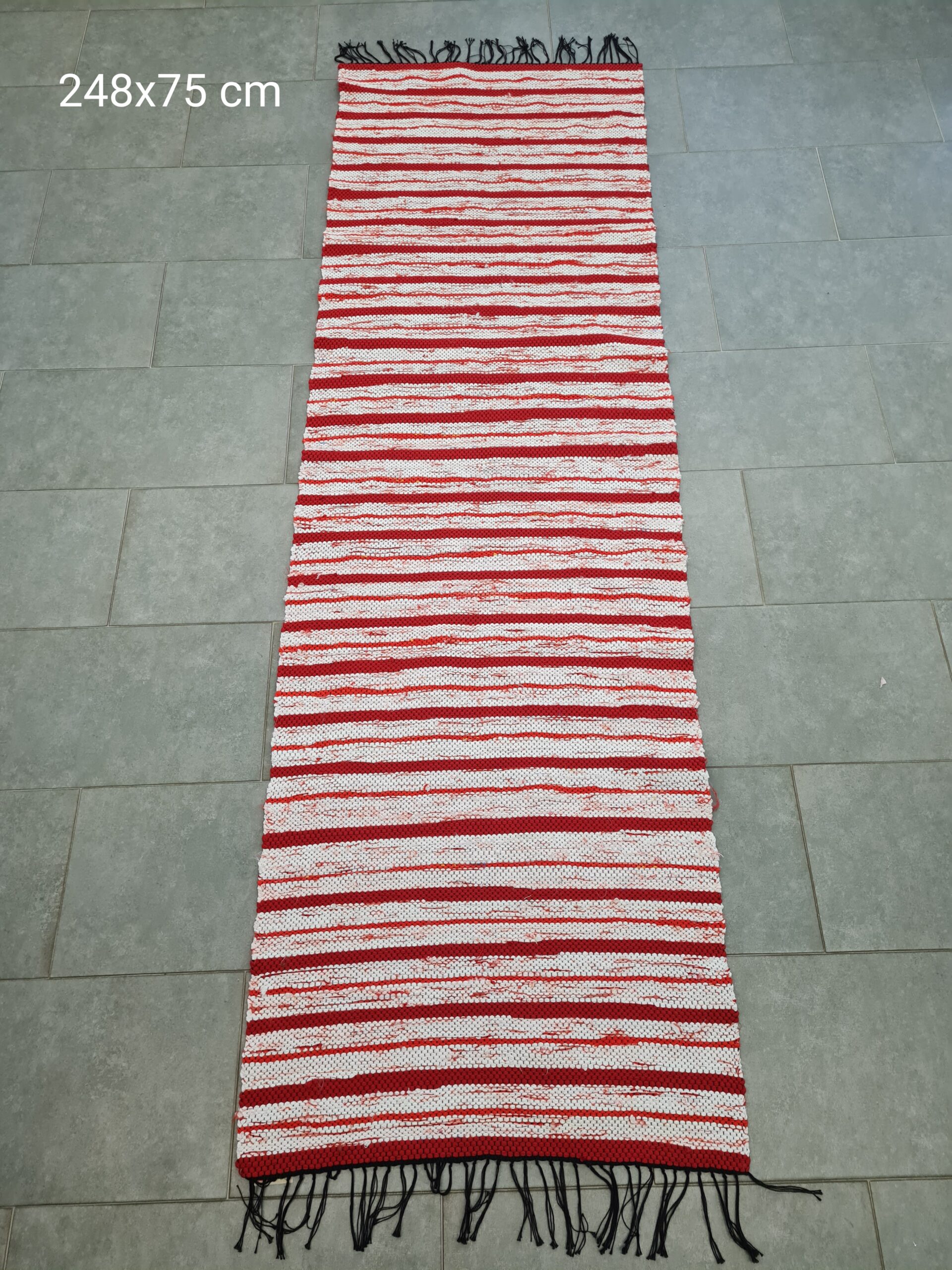 Kaltsuvaip (punane-valge, 148 x 75 cm)