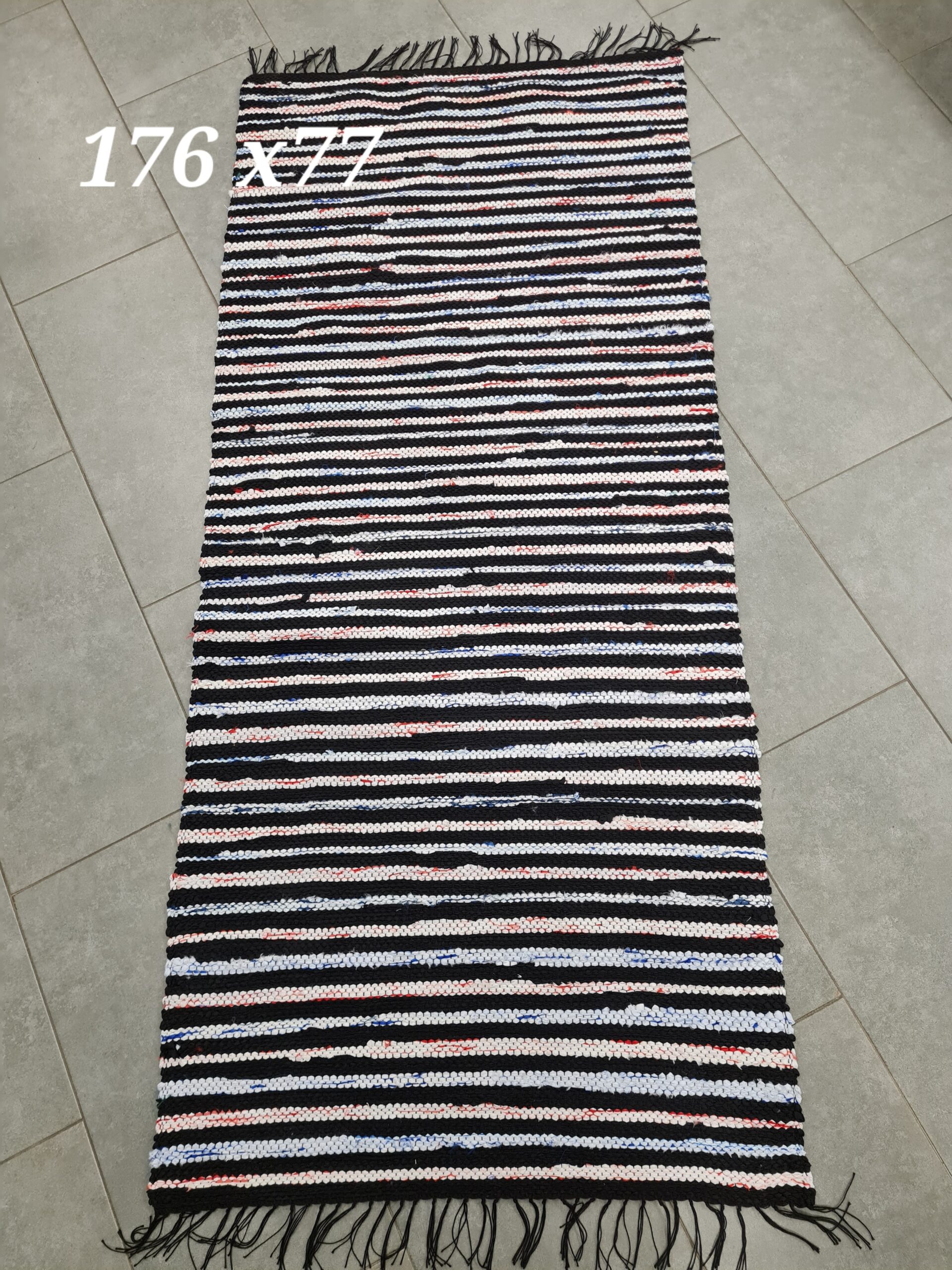 Kaltsuvaip (must-punane-sinine, 176 x 77 cm)