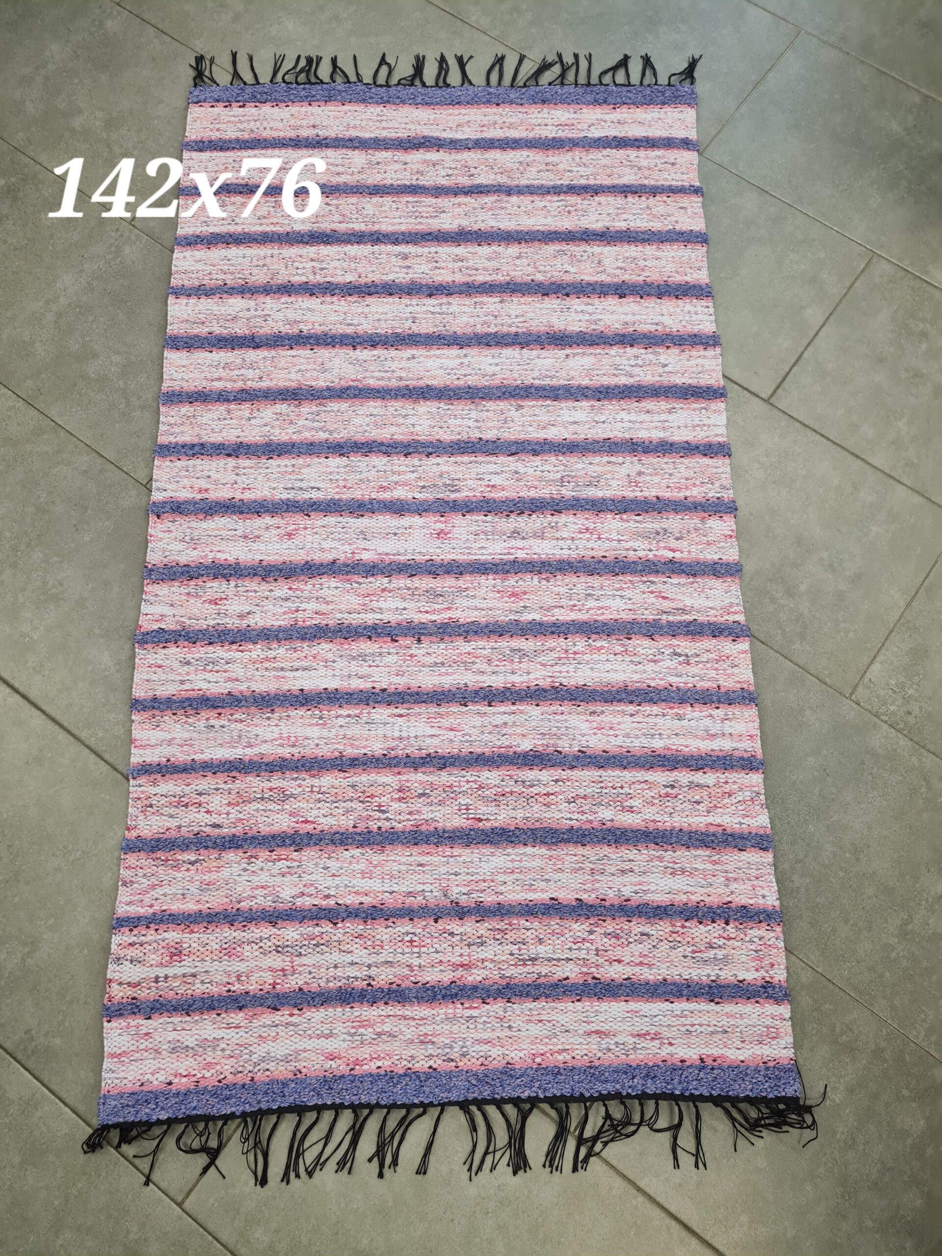 Kaltsuvaip (valge-roosa-helelilla, 142 x 76 cm)