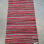 Kaltsuvaip (hall-triip-punane-must-valge, 140 x 75 cm)