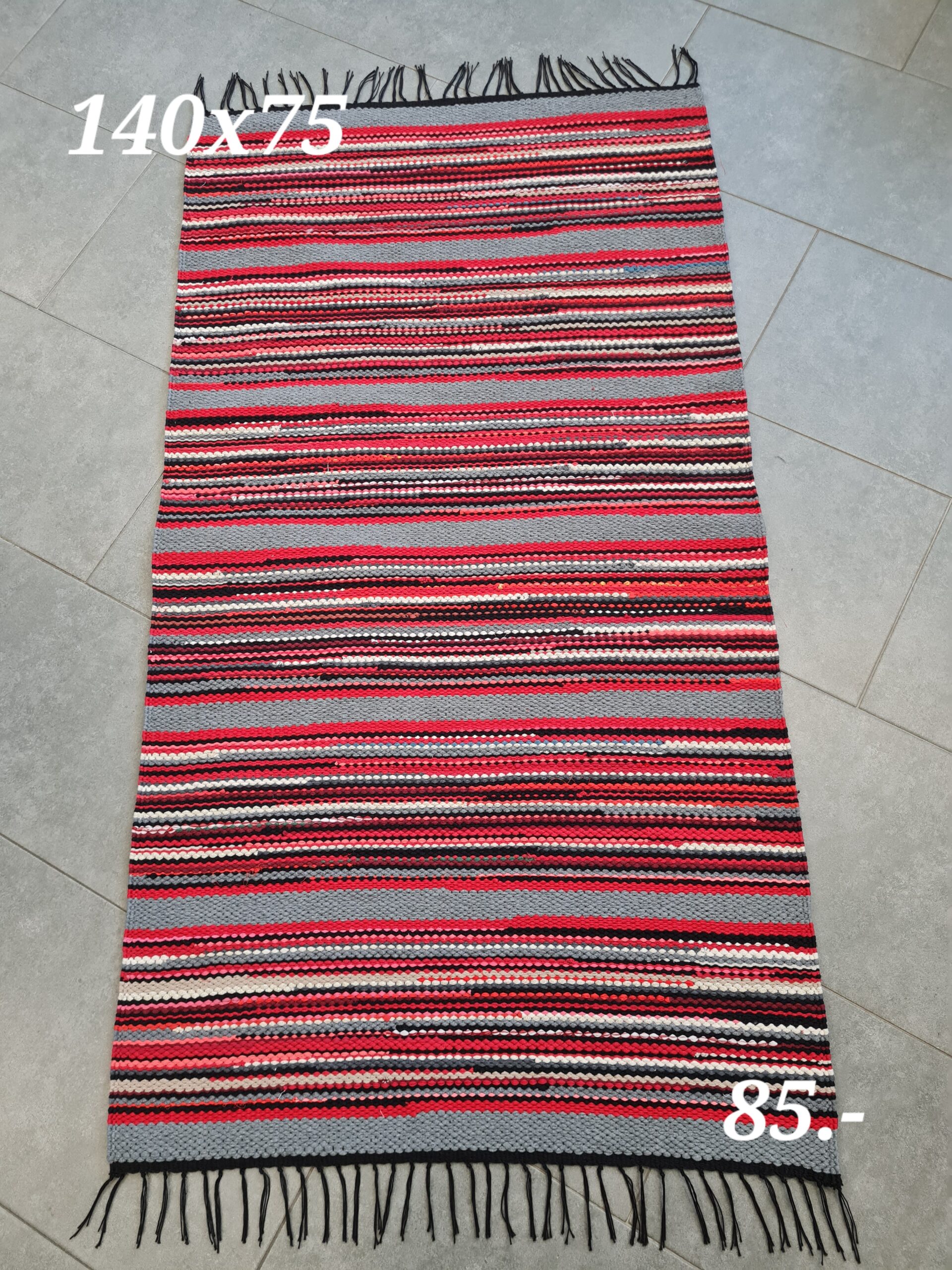 Kaltsuvaip (hall-triip-punane-must-valge, 140 x 75 cm)