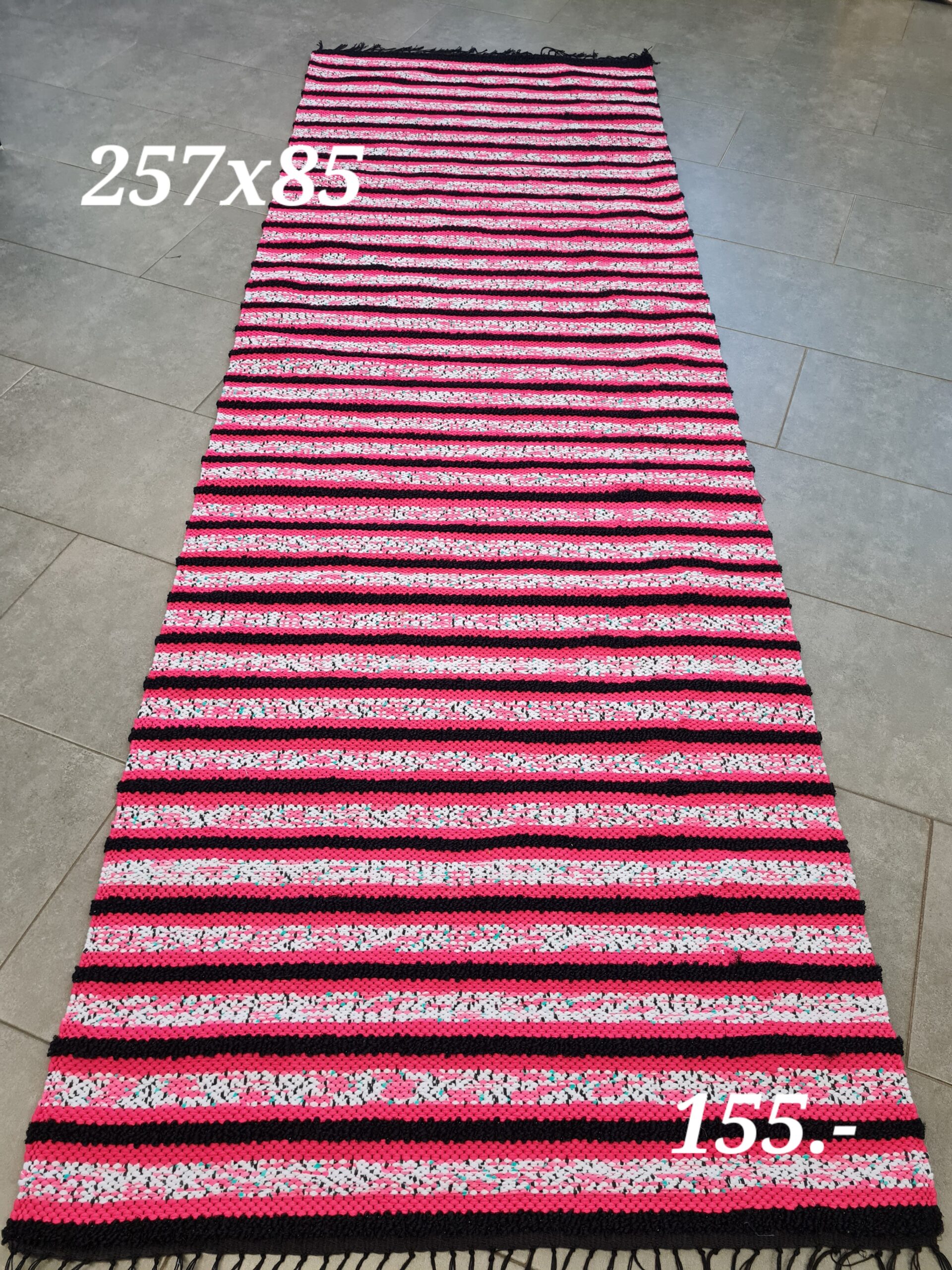 Kaltsuvaip (must-roosa-kirju, 257 x 85 cm)