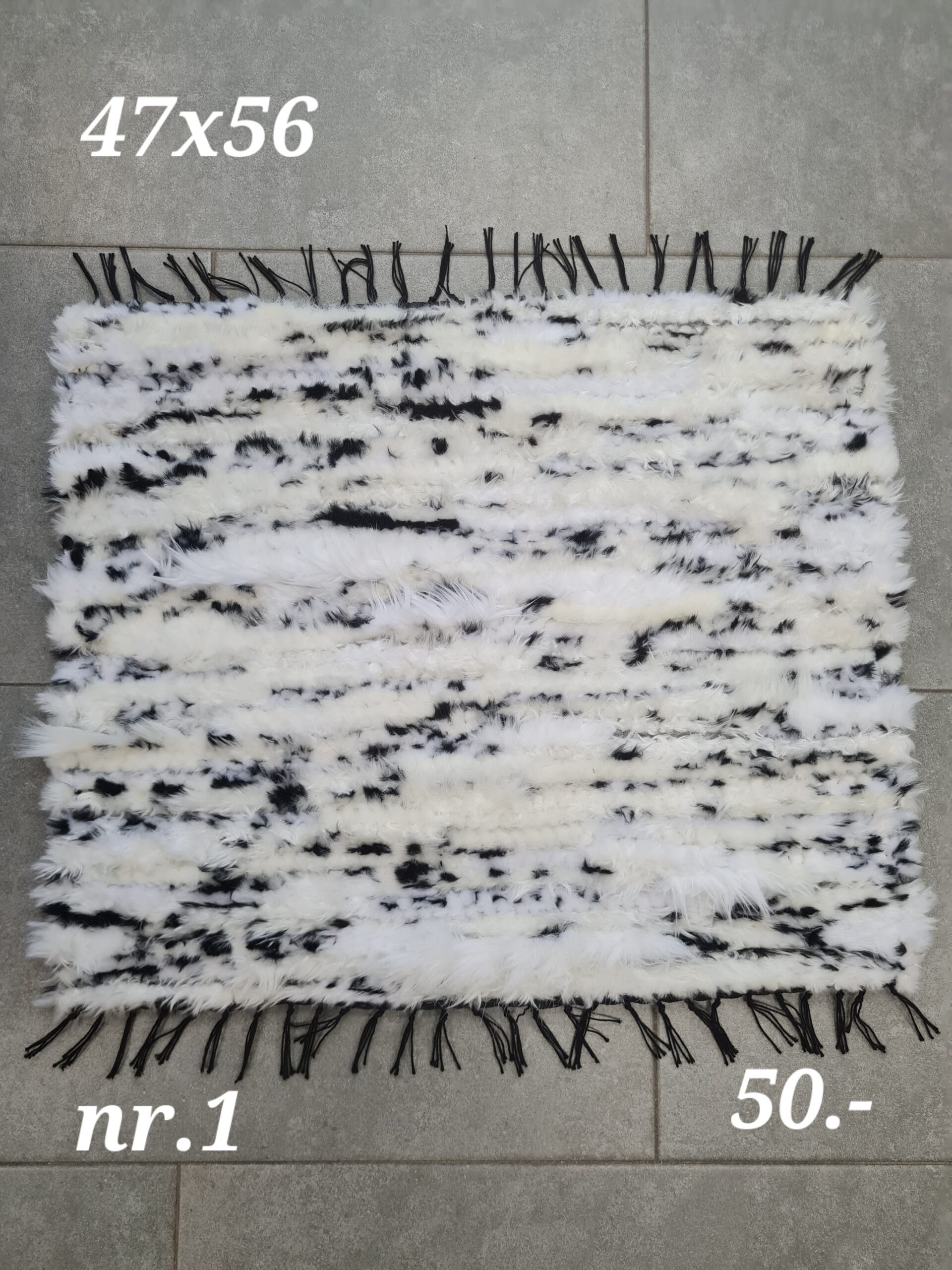 Istmik (must-valge, 47 x 56 cm, nr 1)