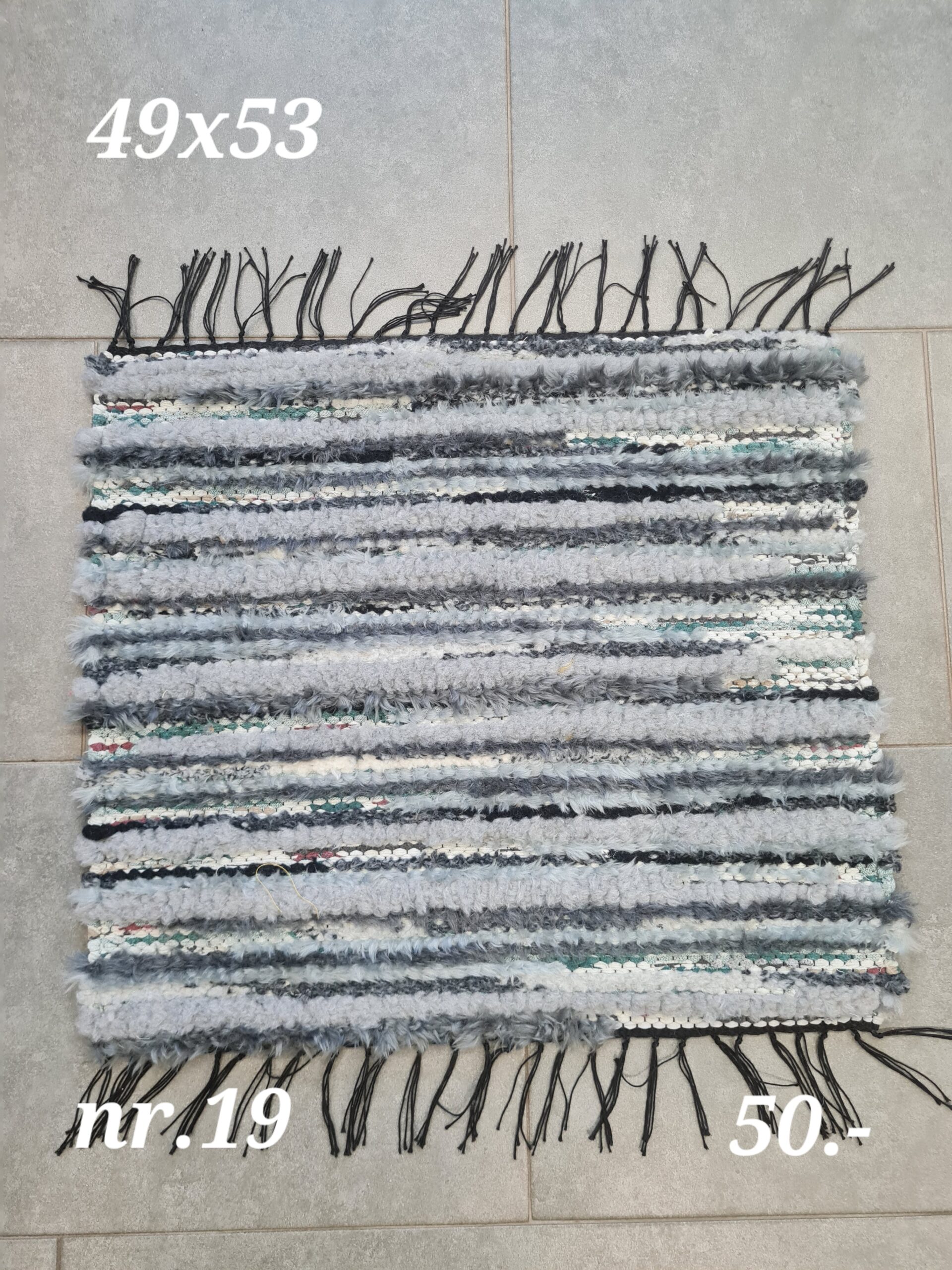 Istmik (hall-must, 49 x 53 cm, nr 19)
