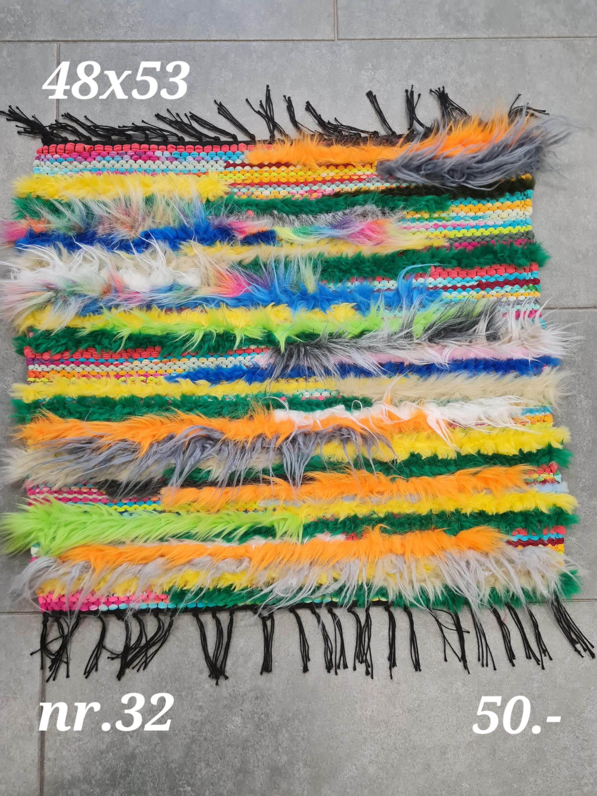 Istmik (kirju, 48 x 53 cm, nr 32)